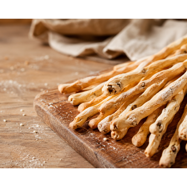 Grissini artigianali su tagliere di legno