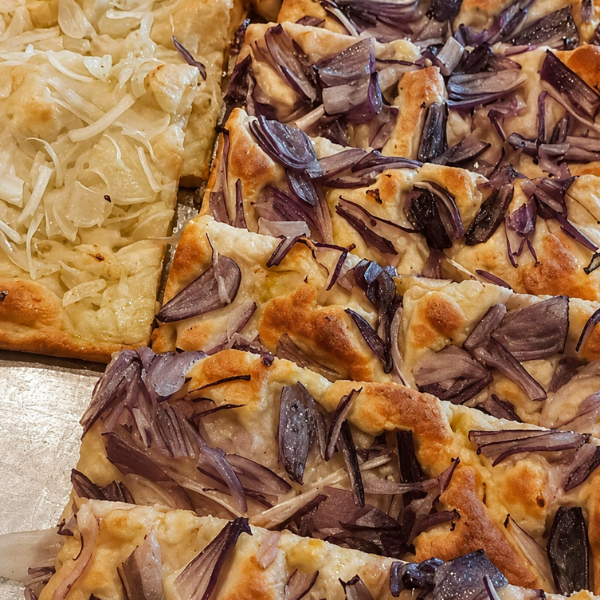 Focaccia ai formaggi e con cipolle