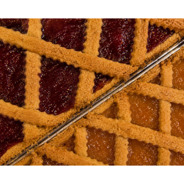 Crostata appena sfornata, dettaglio della griglia di pasta frolla