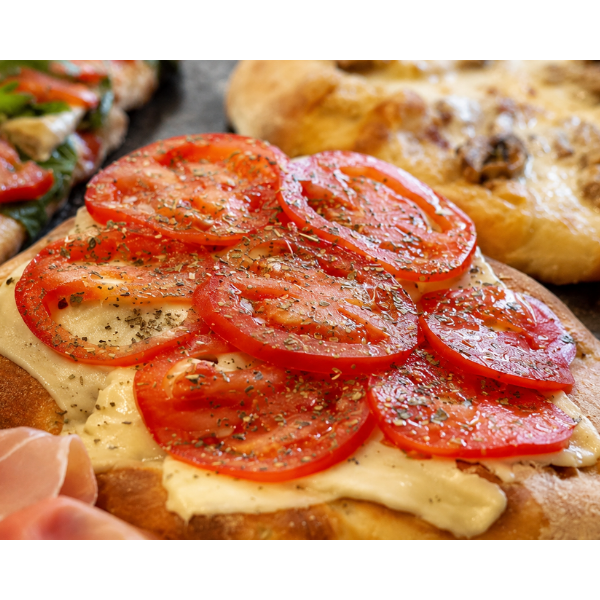 Focaccia farcita con pomodoro e mozzarella