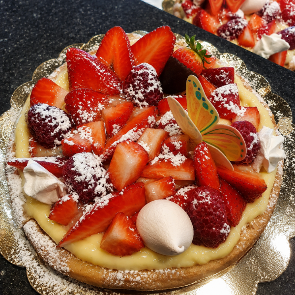 Torta di fragole con crema e zucchero a velo