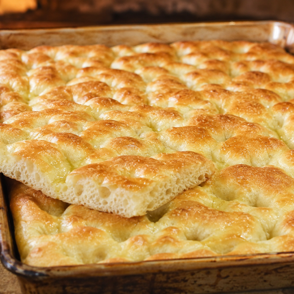 Focaccia dorata in teglia